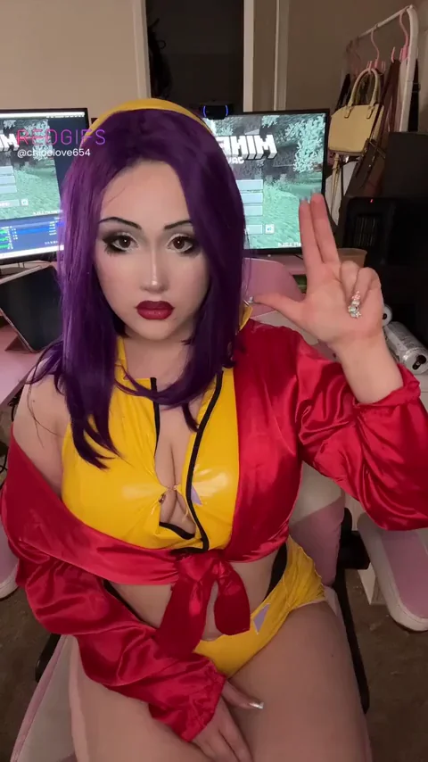 🔥 Cosplay Gamer Babe Flaunts Her Juicy Natural Titties 😍