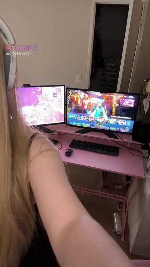 Naked Fortnite Slut Gamer Flashes Her Massive Tits :3