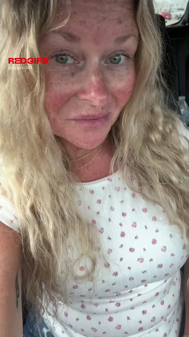 Blushing MILF's Daily Titty Flash 😏💦 (40+ Tease)