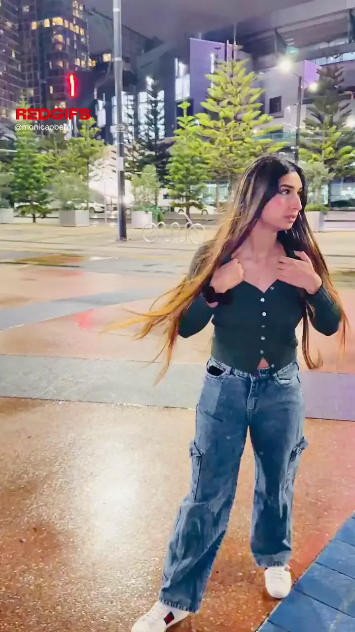 Indian Slut Risks Marvel Ban with Public Tit Flash 😈🍑