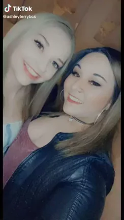 Hot Bestie Lesbo Lip Locks