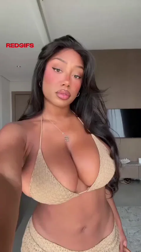 Dayumm! Thick Ebony Babe's Massive Tits in Gold Bikini Slay 🔥🍑