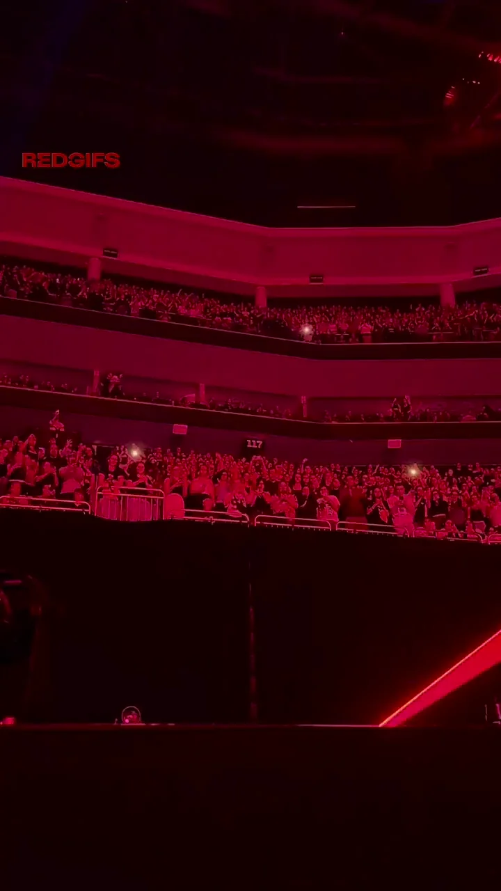 Billie Eilish's Slutty Quebec Concert Tease: Jersey Jugs & Thong Booty Bounce