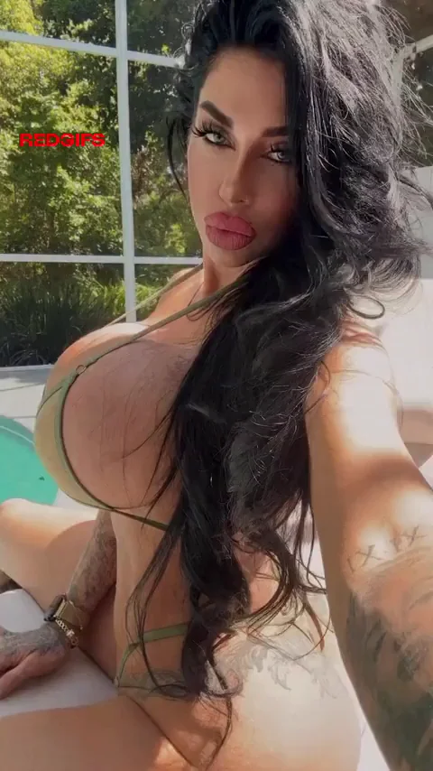 Bimbo by the pool