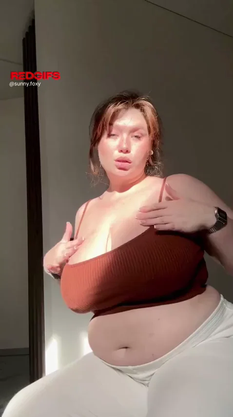 Thick Curvy Redhead Teasing Her Massive Tits 😍🍑
