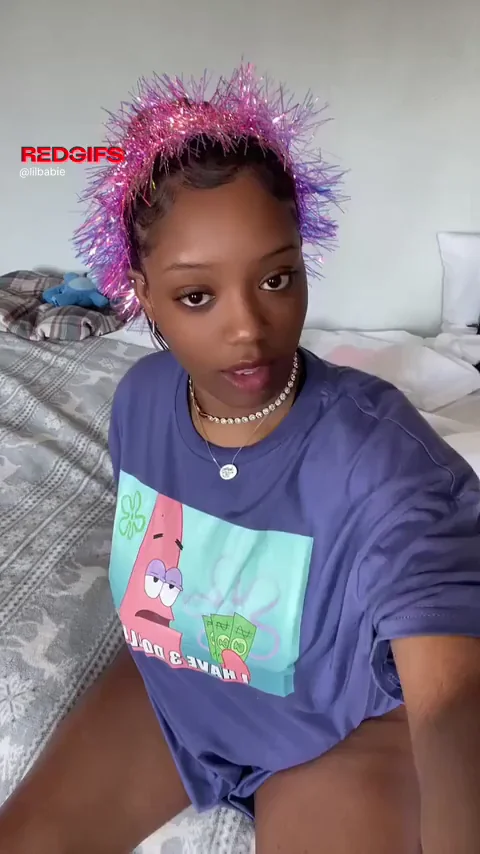 GOTCHA! Ebony Babe's Pink-Haired SpongeBob Tease Flash