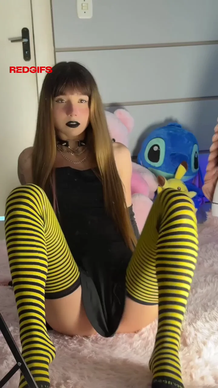 Serving your daily dose of goth pussy