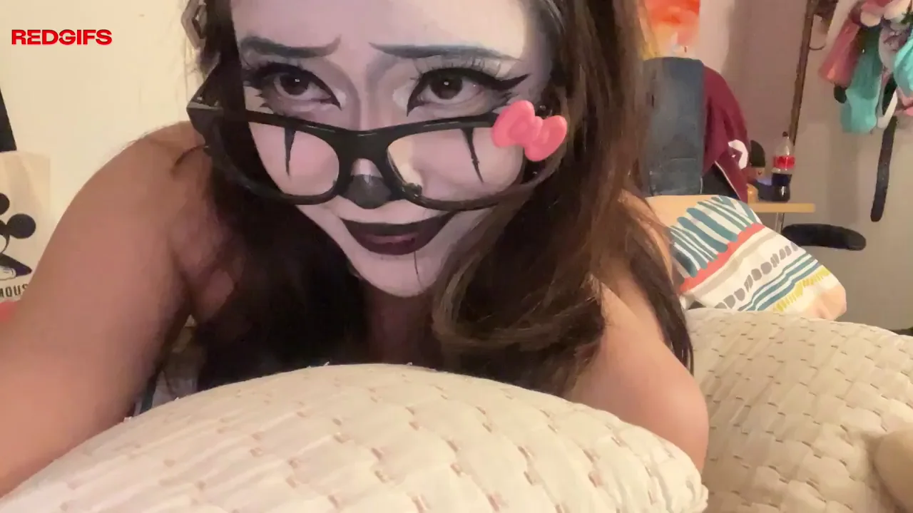I’m your goth clown gf and I’m ready for backshots