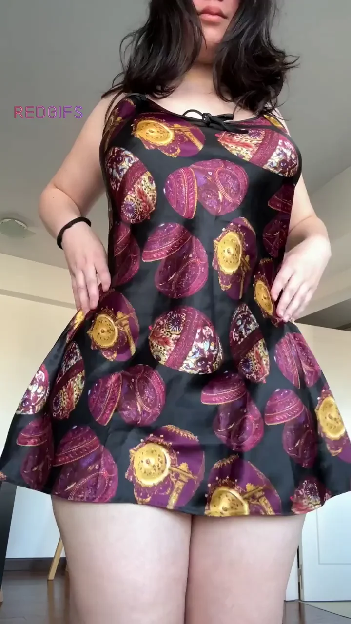 Lifting My Dress to Show Off That Juicy Hip Cleavage 😍🍑