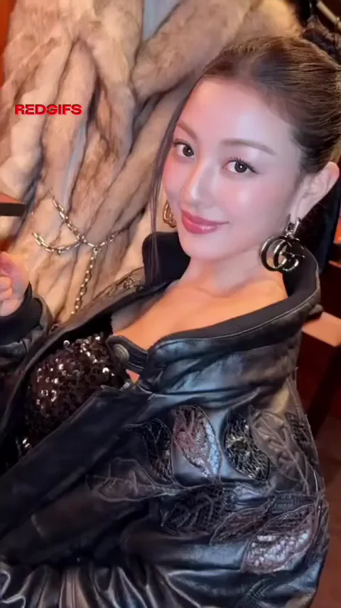 🔥 Busty Jihyo's Sexy Leg Tease in Shiny Sequin Bodysuit 😈