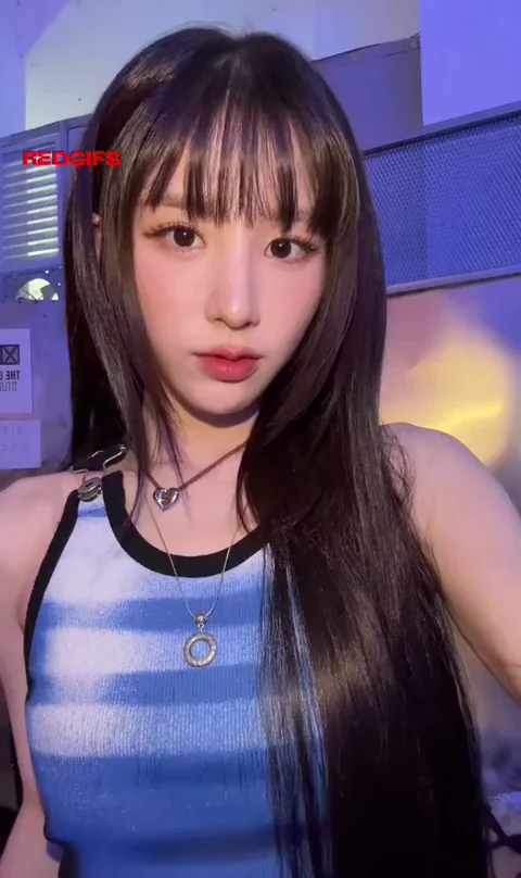 🔥 Heejin from ARTMS Teasing in Tight Crop Top & Low Slung Jeans 💦