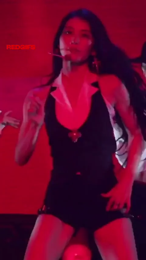 🔥 Kep1er Xiaoting's Sexy Ass Shaking in Shiny Bodysuit 💦🍑