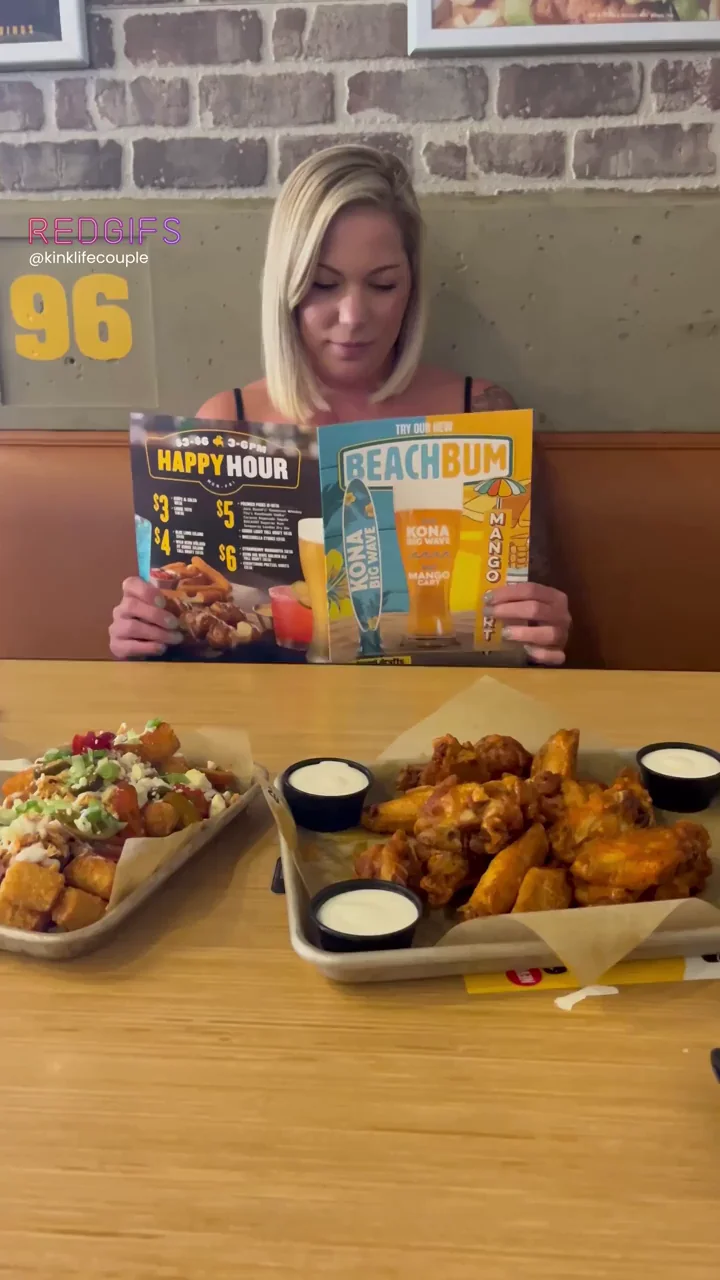 🍻 MILF Flashes Massive Titties at Beer & Wings 🍗💦