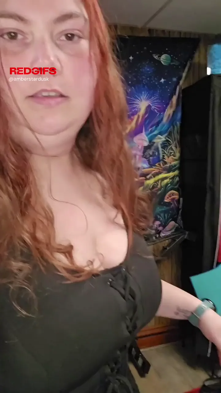 🔥 Thick Redhead BBW Shakes Her Juicy Curves for You 😈🍑