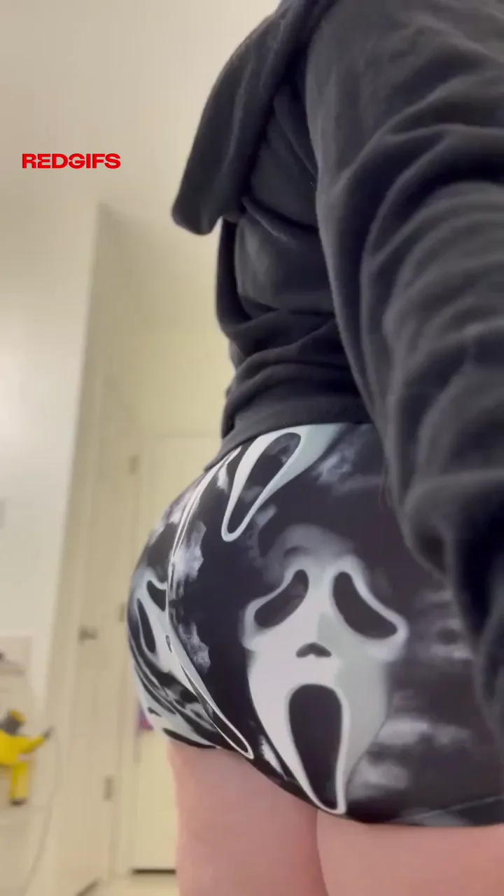Accepting applicants to fuck me in a Ghostface mask this season, serious inquiries only 🌕🦇