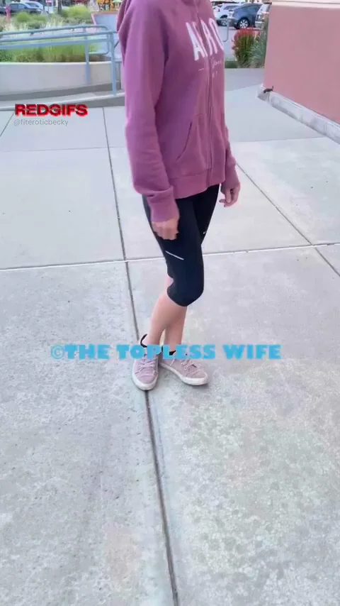 Fun exhibitionist flash from a hotwife