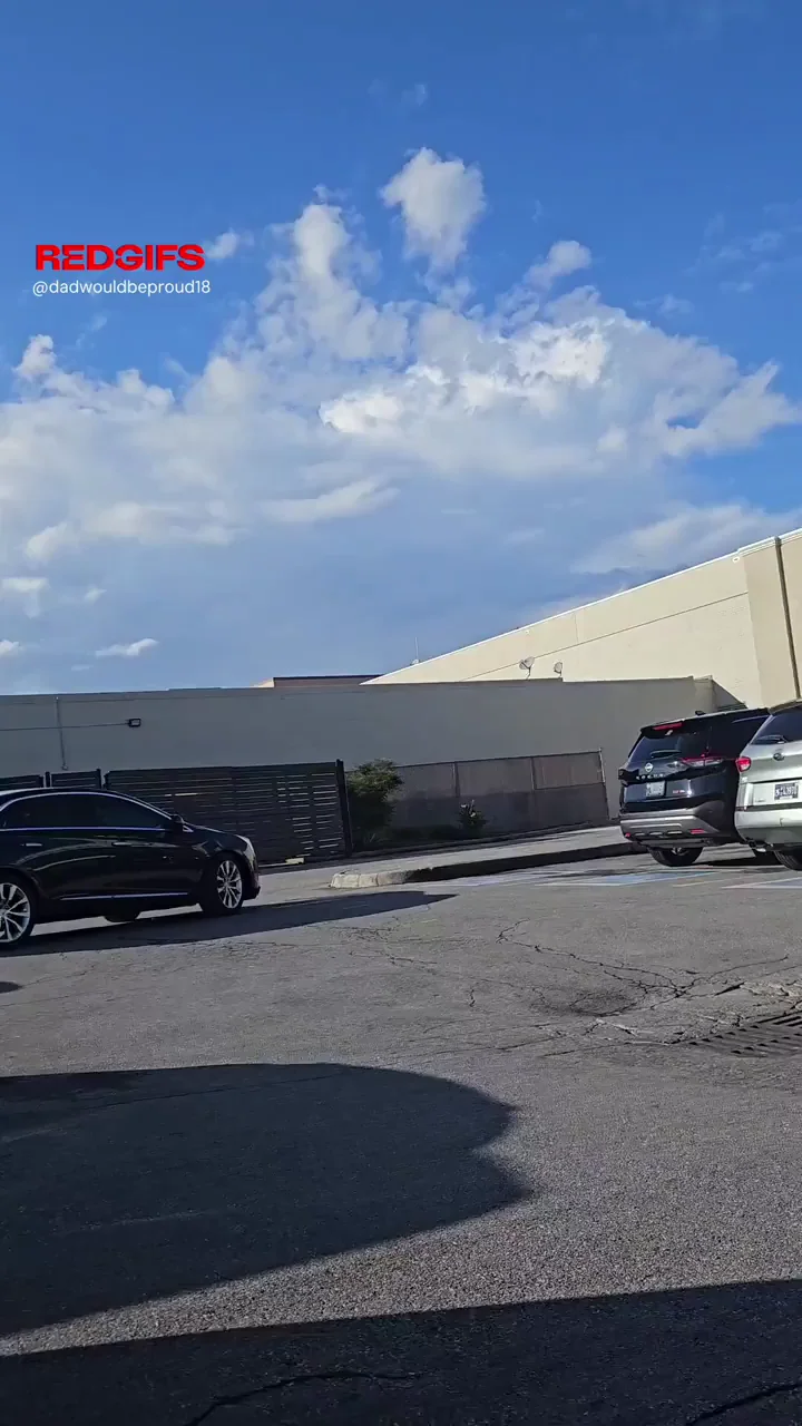 Flashing in a busy parking lot🫣🥰