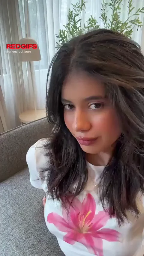 🔥 Latina Teen Spreads Her Juicy Pussy for Your Cock's Gaze 😈