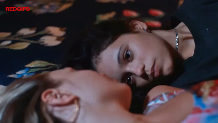 🔥 Jenna Ortega & Maddie Ziegler Hot Lesbian Kiss 💋