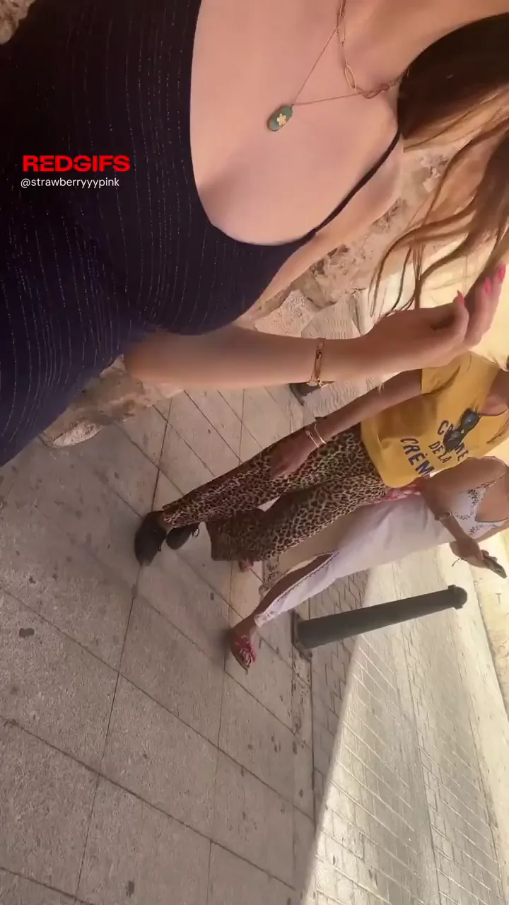 Strawberry Street flashing in Valencia 😇💕