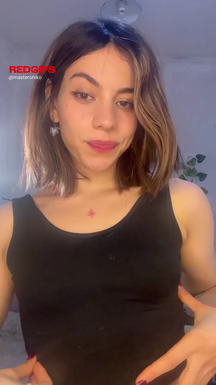 Cute Petite Titties Tease to Brighten Your Day 😍👅