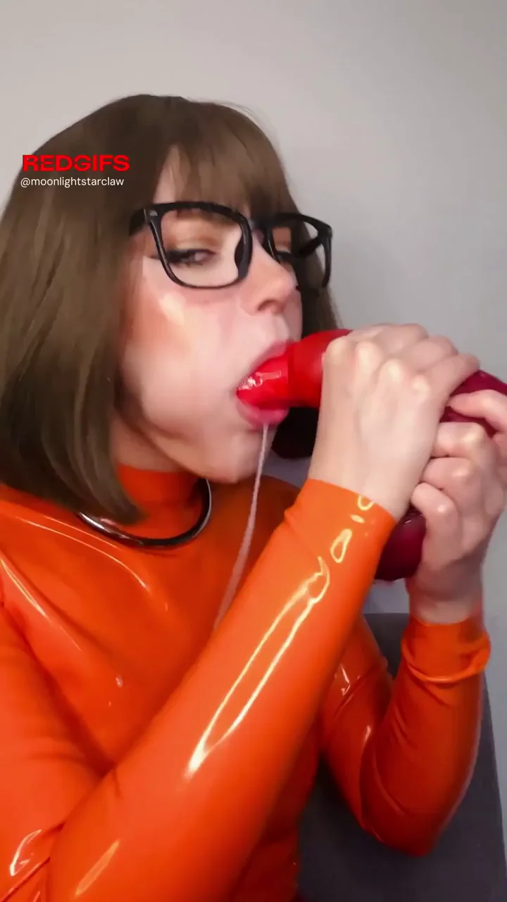 Latex Velma getting her throat knotted
