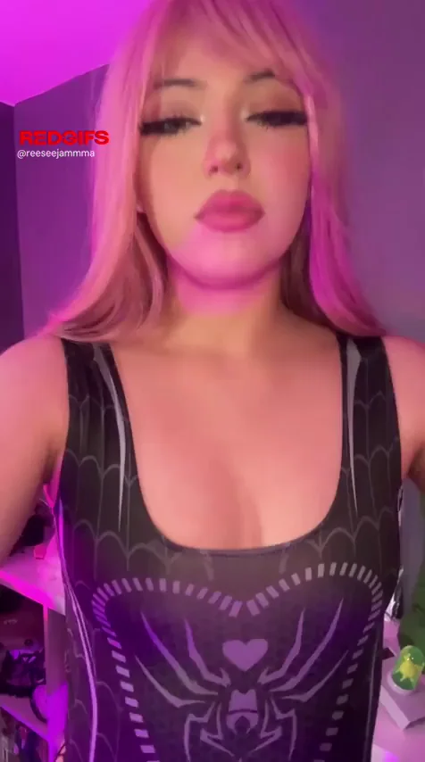 This is how you properly uncover your boobs