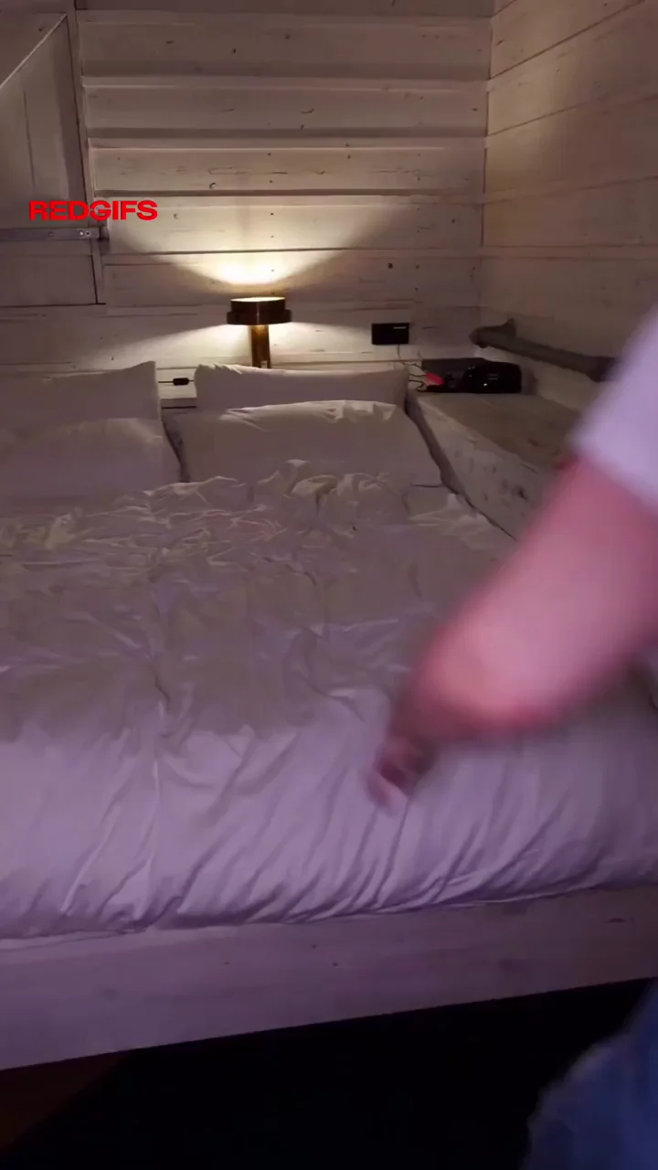 Sexyy TikTok Thot Teasin' on Bed 💦🍑