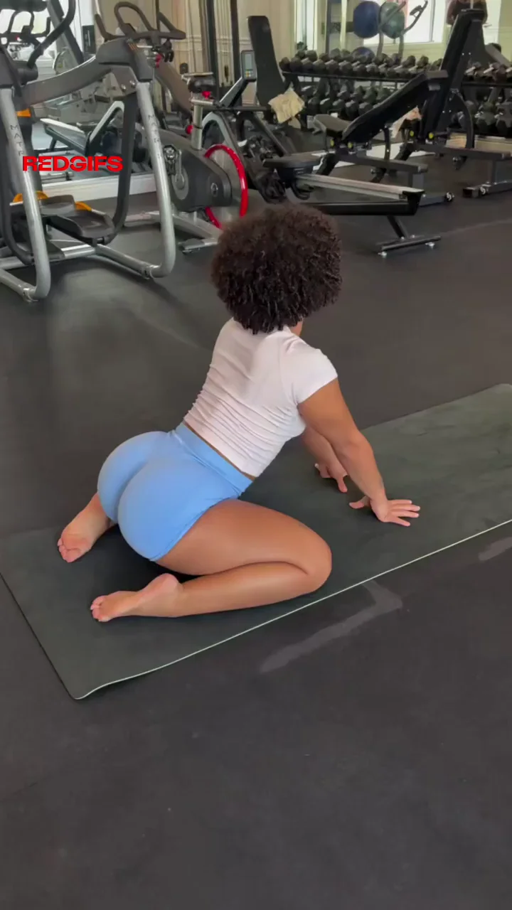 Gym Bunny's Juicy Ass Tease 😈🍑💦