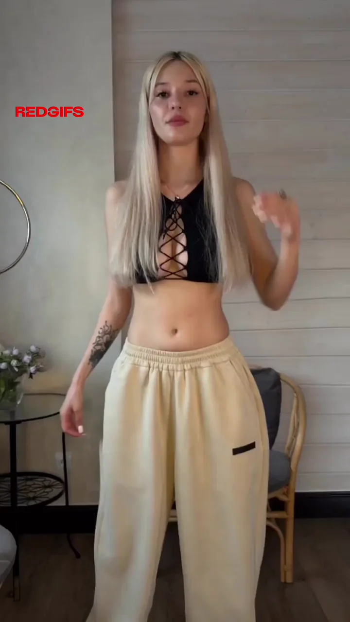 Do you want to see what's under the clothes?💖