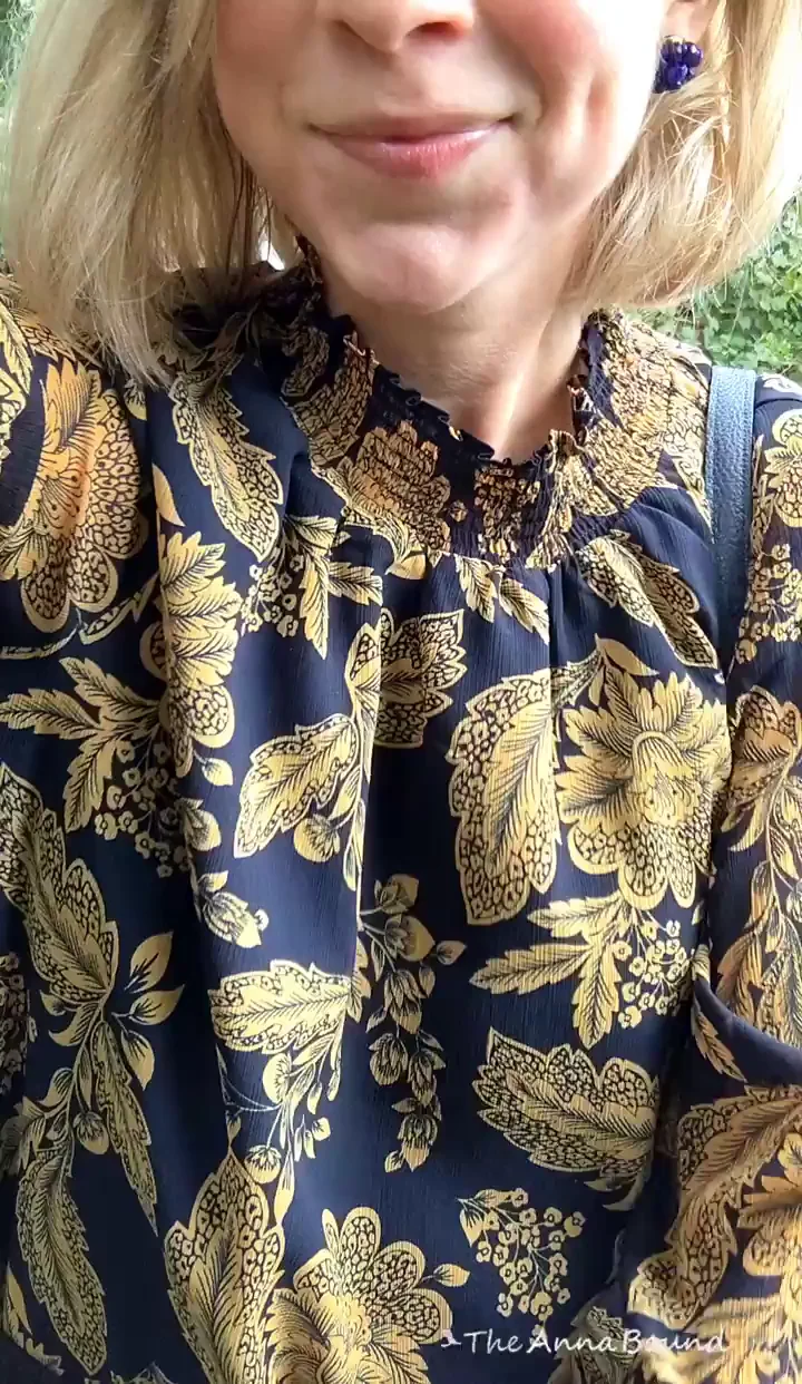 💋 Butt Plug Buzz at Work: Slutty Office Tease 😈