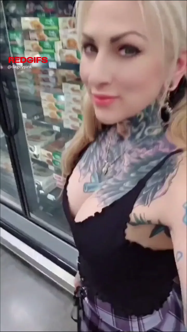 Attention Walmart Shoppers: Pussy on Aisle 3