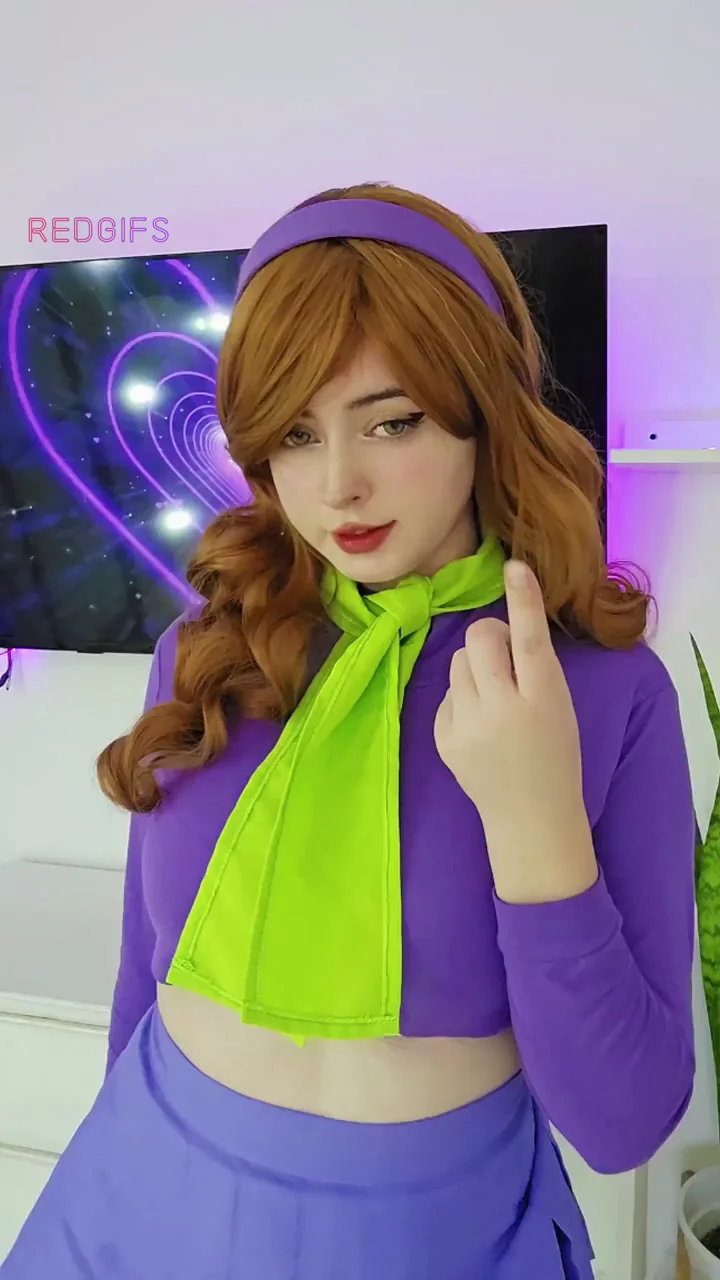 🔥 Scooby Slut Reveals Juicy Ass Under Purple Skirt 😈