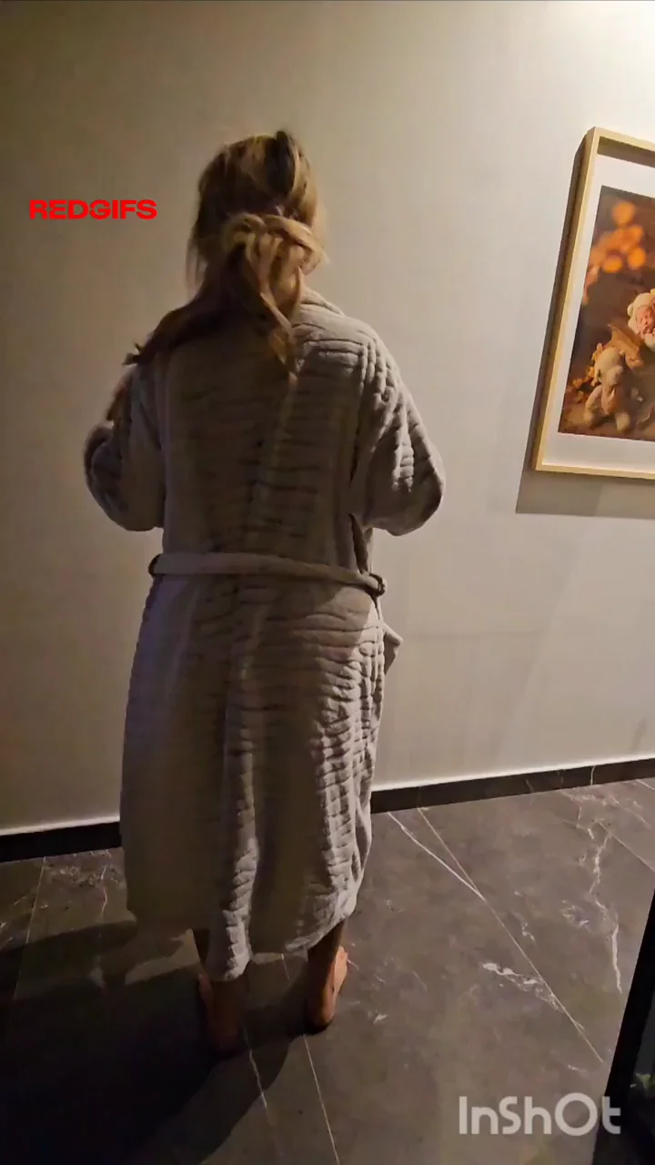 Hourglass MILF's 40-Inch Booty Tease Drop