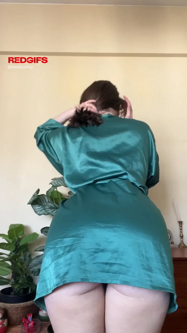 Nerdy Slut's Phat Fuckable Ass Tease 🍑💦