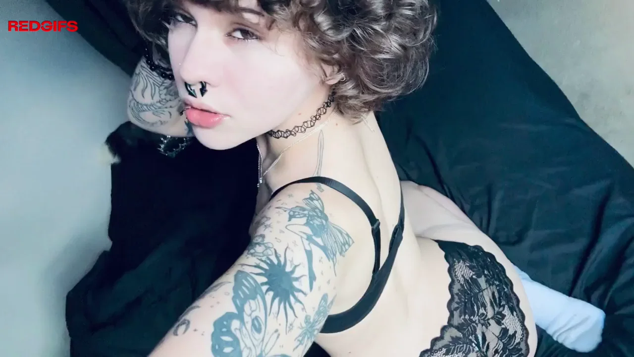 🔥 Would You Pound This Tattooed Goth College Slut? 😈🍑