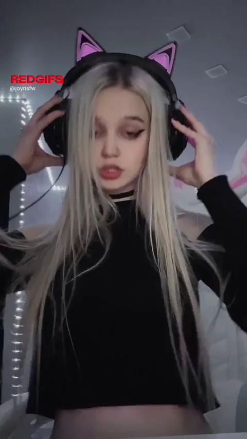Wanna play with my tits