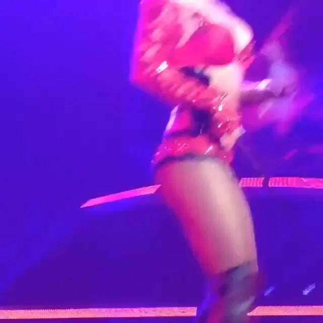 Britney Spears' Jiggly Ass & Tits Bounce 🔥🍑
