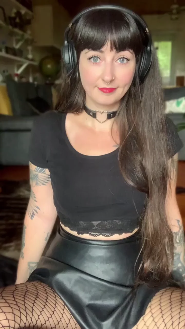 I'll be your jiggly goth gf