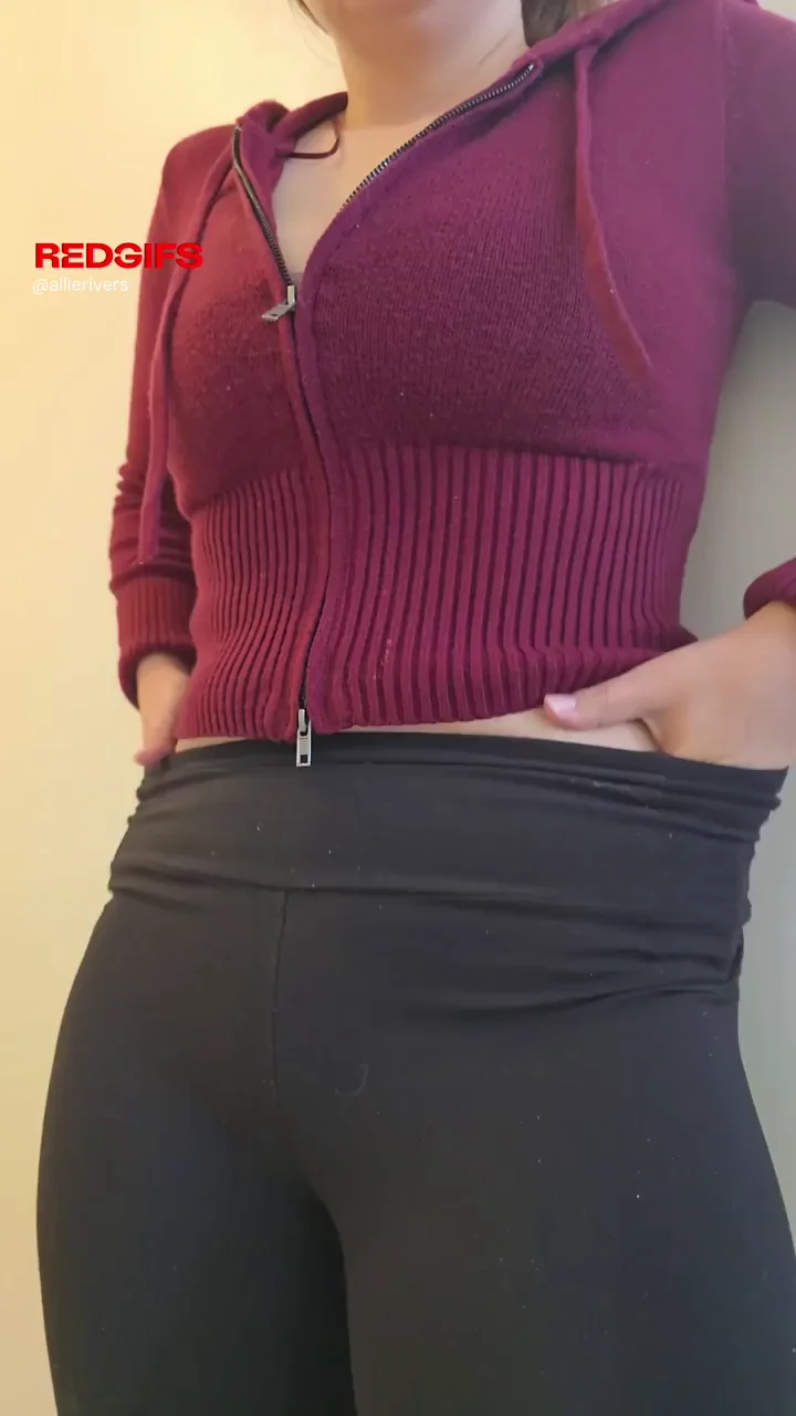 Hairy Pussy Looks Yummier with All That Bush 😋🍑