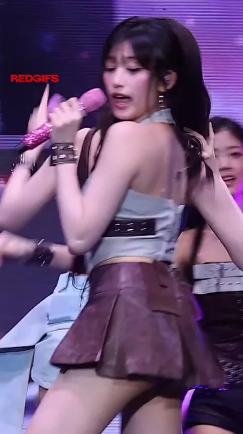 Leeseo from IVE Teases with Skirt Ass & Mic Sucking 😍🍑🎤