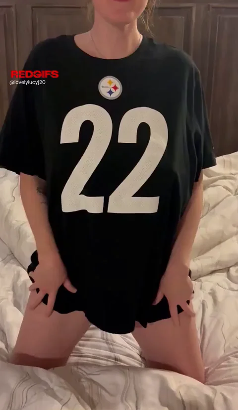 🔥 MILF Monday Playdate: Steelers Slut Strips & Teases Her Massive Tits 🍑💦