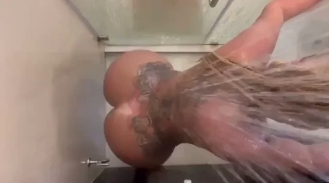 I twerk my booty while having bath. Wanna join me?