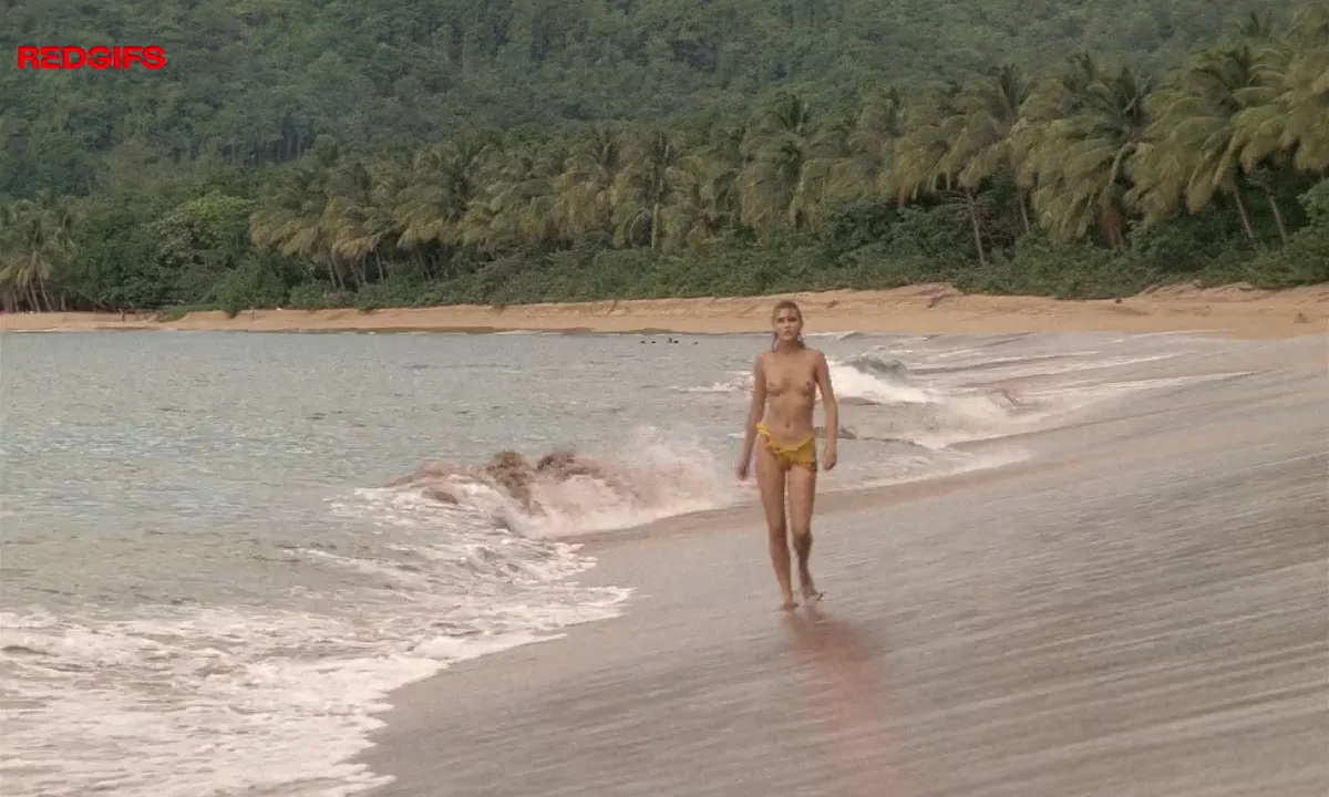 Mia Nygren's Bouncy Tits Strut on the Beach in Emmanuelle IV 😈🏖️🍈🍈