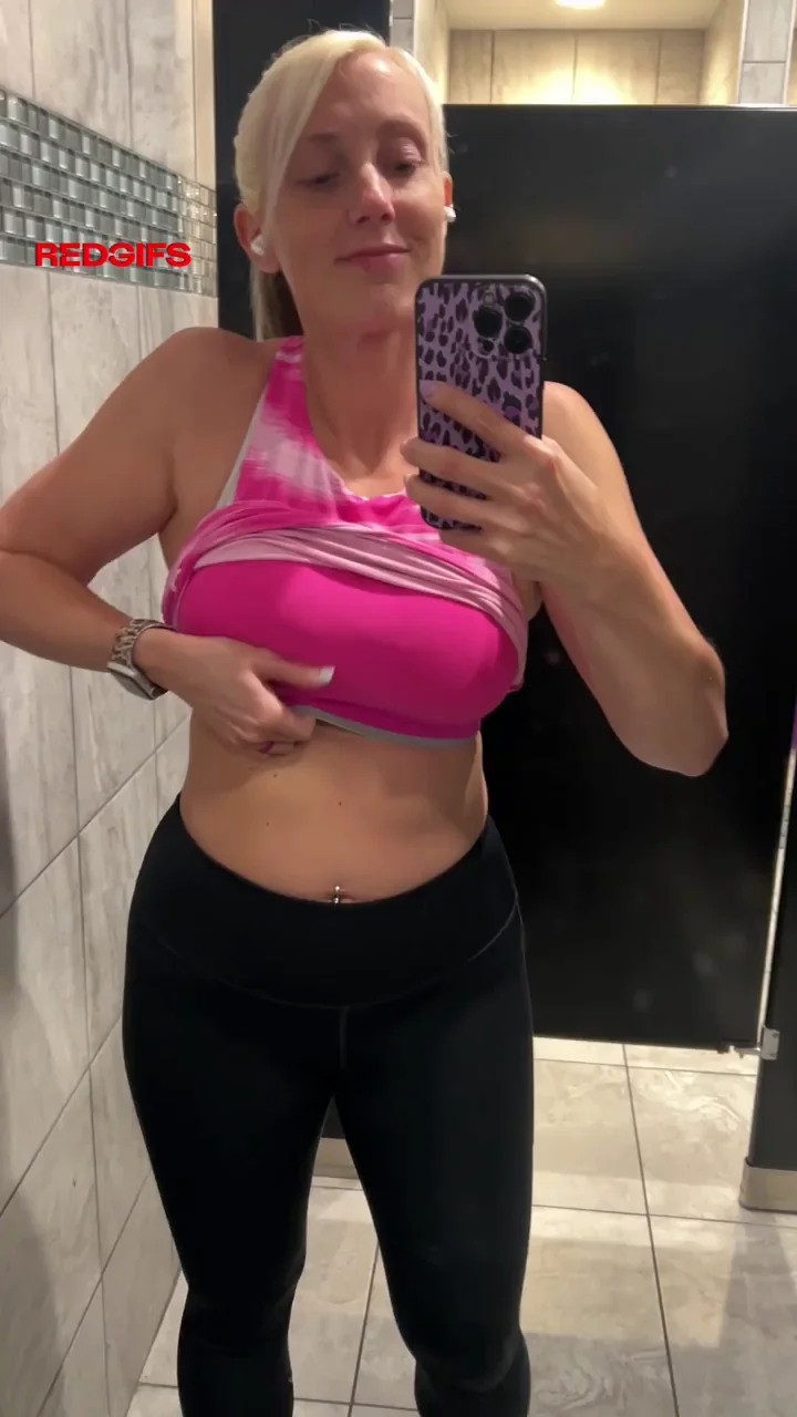 Guys just love a mombod in the gym