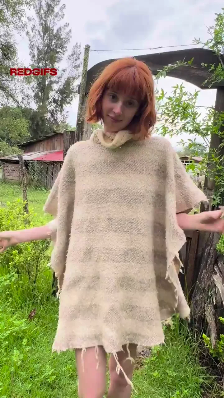 🔥 Redhead Slut Flashes Hairy Pussy & Tail Plug in Field 🌿🍑