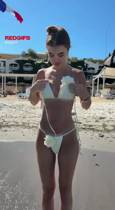Beach Slut's Sneaky Fake Tit Flash 😈👙🌴