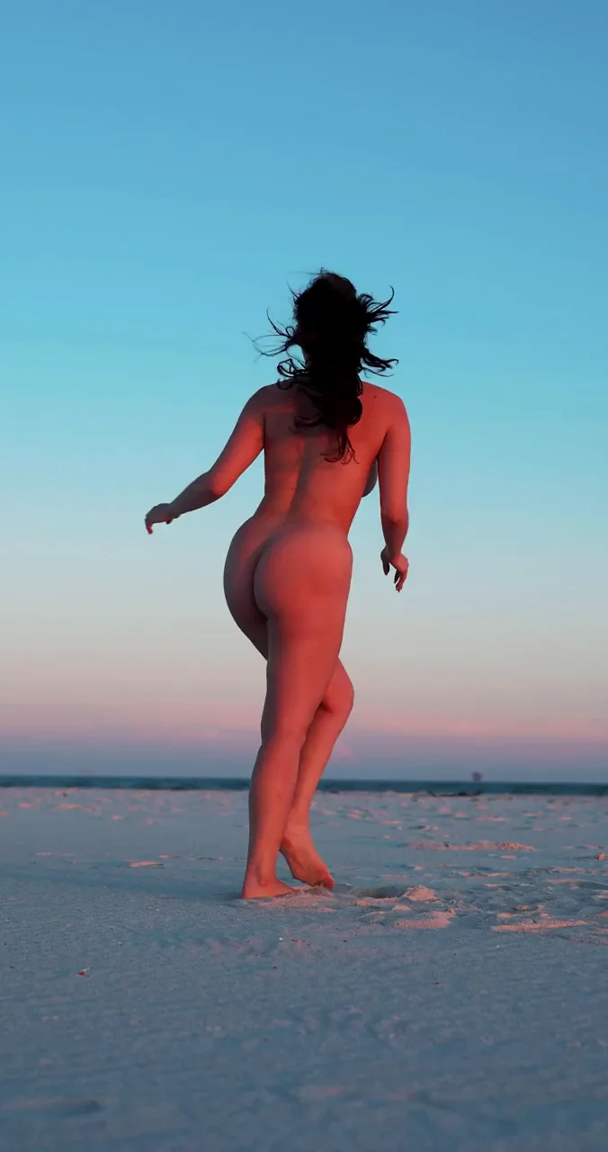 Bae Watch: Thick PAWG Teases Her Juicy Ass on the Beach