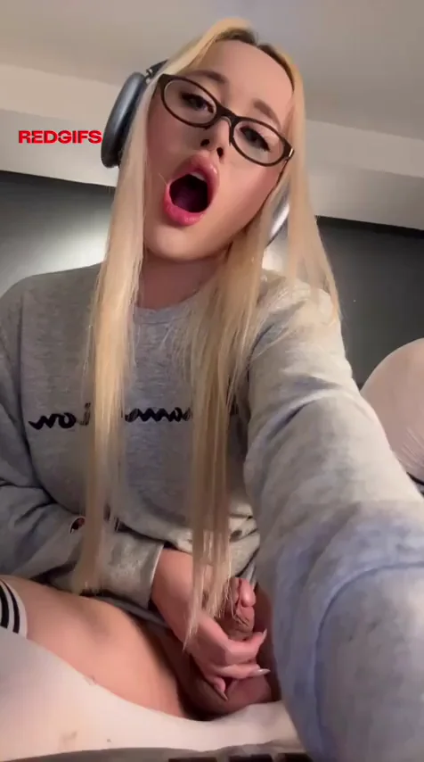 Tender Horny Trans Babe Strokes Her Thick Cock 😍🍆