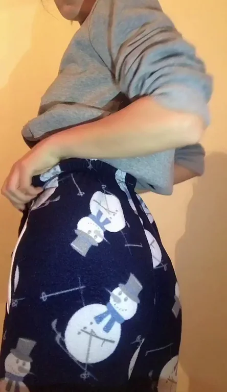 5’1 Petite Teen’s Snowman PJ Booty Tease 🍑❄️